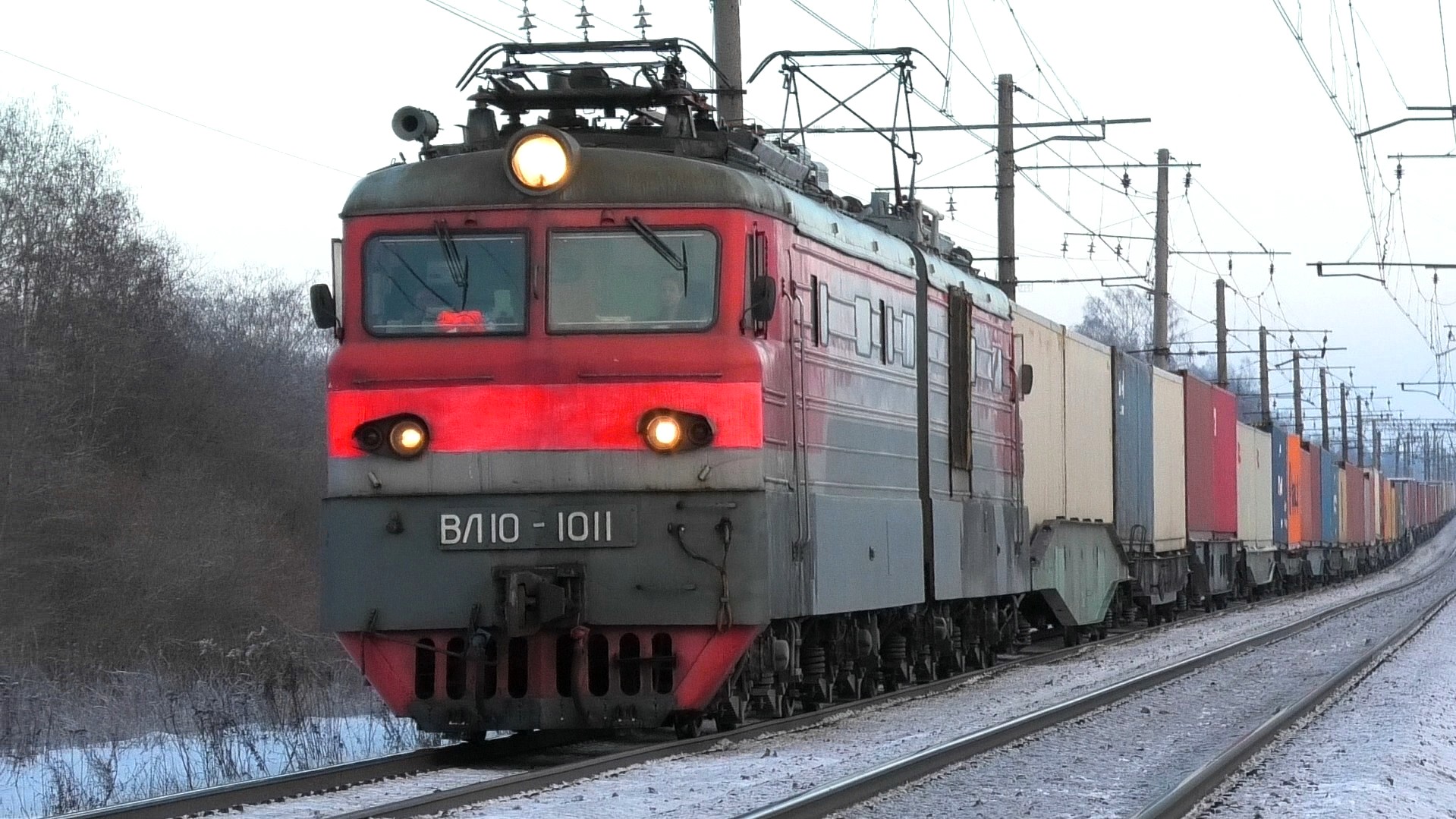 ВЛ10-1011 с контейнерным поездом и приветливой бригадой смотреть онлайн
