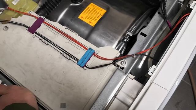 Стиральная машина Miele сильная вибрация просто снизу ножки отрегулировать по воде... смотреть онлайн