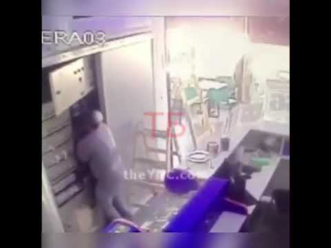 нельзя касаться человека, который находится под напряжением.