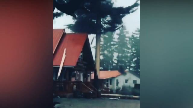 Феерический удар молнии автомобиля и дерева😀 смотреть онлайн