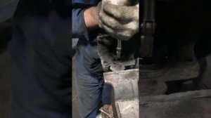 Разборка заклинившего переднего суппорта Рено Меган 2