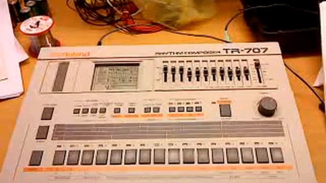 Roland TR-707 смотреть онлайн