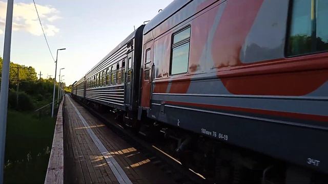 ТЭП70-466 с пассажирским поездом прибывает на станцию 62км смотреть онлайн