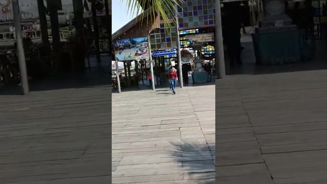 Древние тайские скульптуры из пенопласта.
Прогулка по плавучему рынку "Флутинг маркет" в Паттайе смотреть онлайн
