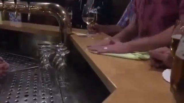 Вместо чаевых официанту можно дать это . смотреть онлайн