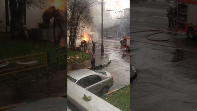 Горит газель.  Каширское шоссе 8-1. 21-09-2013. 17-00.