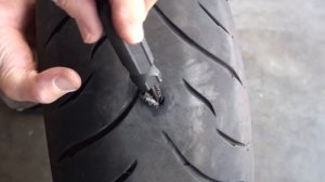 Ремонт пробитого колеса с помощью ремкомплекта Tubeless Tire Repair Kit
