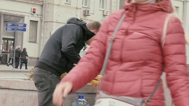 БЕДНЫЙ НАКОРМИЛ БОГАТОГО И БЫЛ НАГРАЖДЁН смотреть онлайн