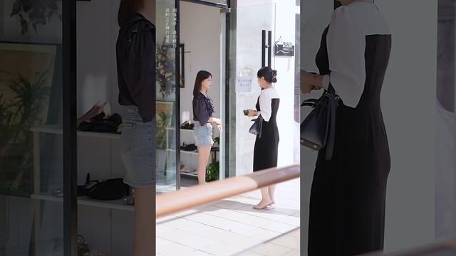 女子穿着朴素去买衣服，却被经理说禁止穷酸人入内，不料老板看到直接将她开除【孟想成真】 смотреть онлайн