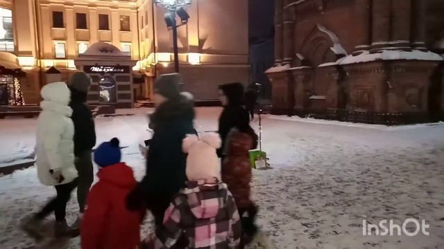 Как звучит укулеле с подключением к усилителю на Баумана в руках опытного человека) смотреть онлайн
