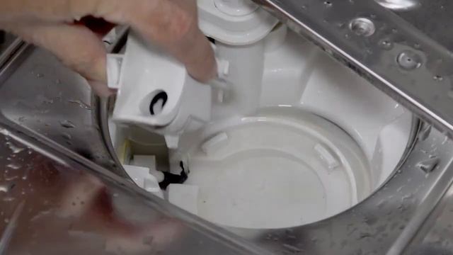 Чистка сливного насоса для посудомоечной машины Miele смотреть онлайн