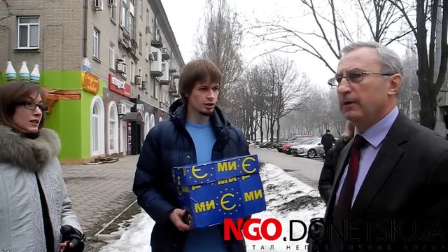 Активісти Донецького Євромайдану презентували цукерки та контрацептиви «регіоналам»