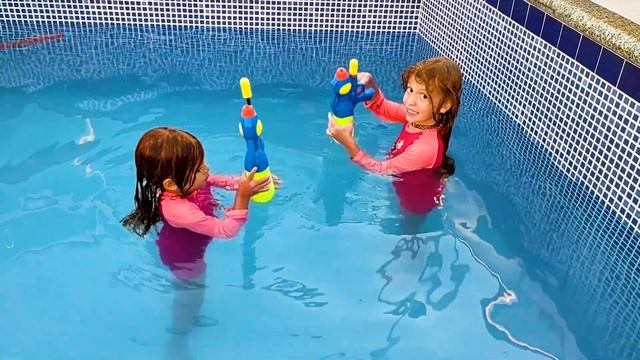 DESAFIO DE TIRO AO ALVO NA PISCINA - Pool challenge of TARGET SHOOTING - Os4Ruivinhos смотреть онлайн