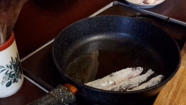Хрустящая жареная мойва. Решила побаловать себя вкусняткой смотреть онлайн