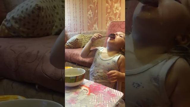 Как надо кушать суп