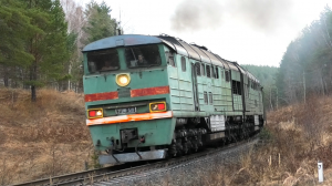 "Динозавр". 2ТЭ116-510 с грузовым поездом и приветливой бригадой