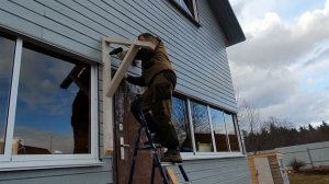 Козырёк над крыльцом на даче.