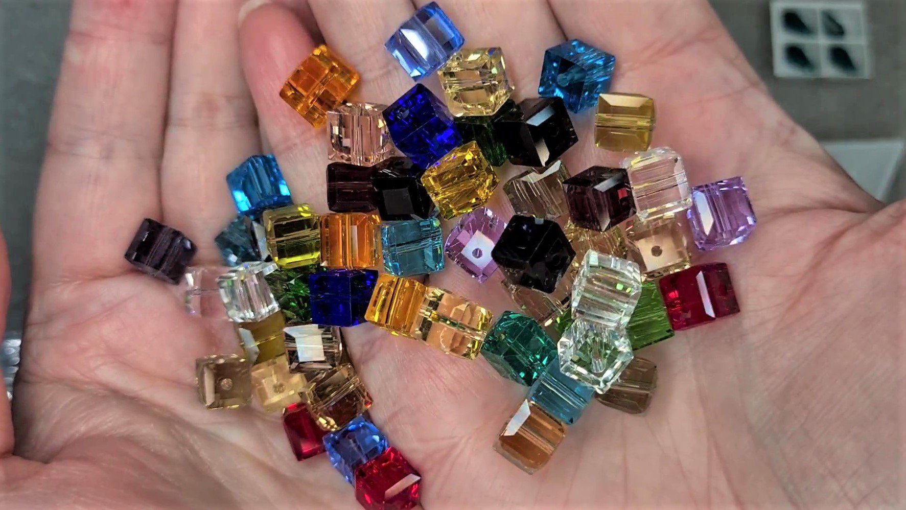 AliExpress🛒 Сваровски, хрустальные бусины и колпачки для кистей и бусин. смотреть онлайн