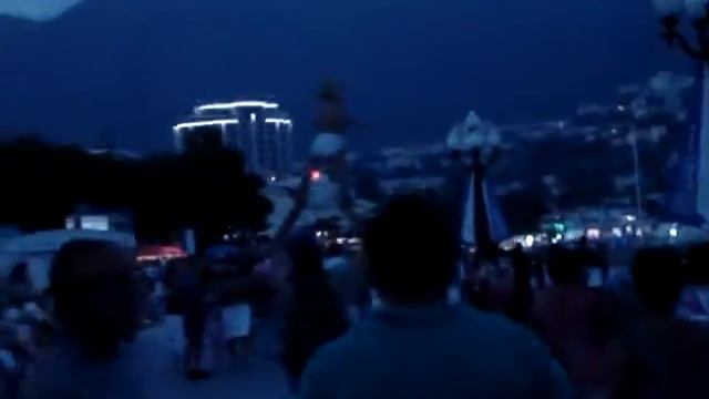 Младенец чудно держит равновесие смотреть онлайн