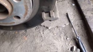 Техобслуживание передних тормозных суппортов  поло седан (Service brake caliper Volkswagen Vento)