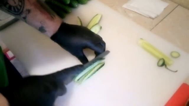 Как нарезать огурцы на роллы