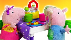 Джордж не любит кашу - как же Пеппе его накормить? Видео для детей про игрушки Свинка Пеппа