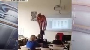 Голландская учительница разделась перед детьми на уроке анатомии