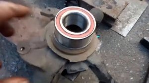 Заміна підшипника ступиці на mazda 323 / замена подшипника ступицы.