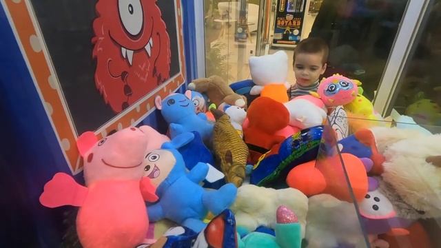 Жадный аппарат нам не помеха / Играем в автомате Хватайка смотреть онлайн