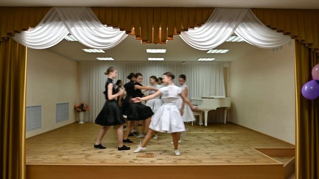 Танец "Черное и белое" на концерте школы "Созвездие" для мам. смотреть онлайн