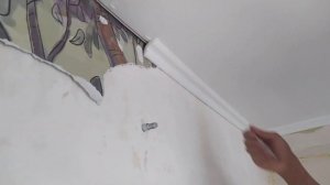 Как снять потолочный плинтус, приклеенный к натяжному потолку!