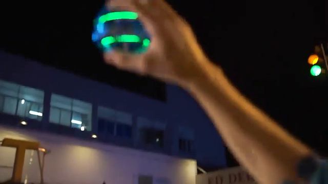 Літаюча куля що світиться бумеранг FlyNova pro Gyrosphere смотреть онлайн