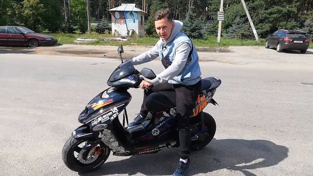 Malaguti F15. школьник первый раз на мопеде смотреть онлайн