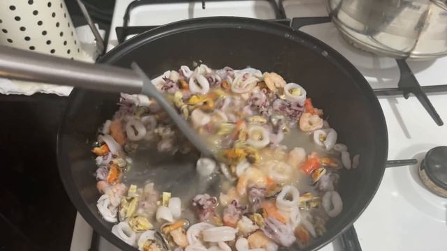 Яичная лапша с морепродуктами смотреть онлайн