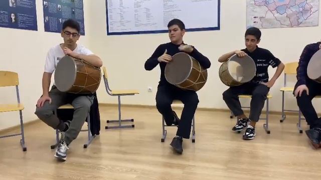Игра на армянском барабане / дхоле смотреть онлайн
