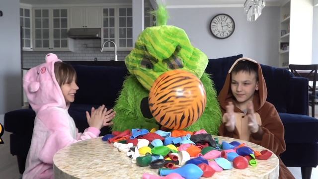 Pretend Play with Fun Inflatable Toys! Balloons Game with Grinch смотреть онлайн