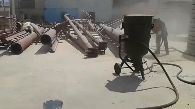 Пескоструйная очистка башенного крана. Пескоструйные работы. Аренда компрессора с пескоструем смотреть онлайн