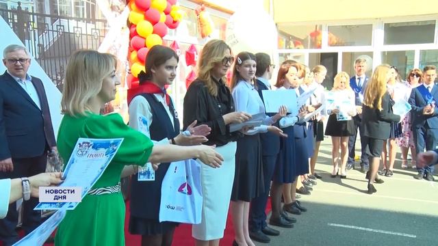 В школах Оренбуржья прозвучали последние звонки. смотреть онлайн