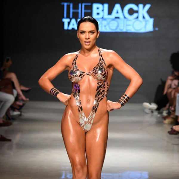 The Black Tape Project 2022 Взлетно-посадочная полоса Fashion Show Performance Art