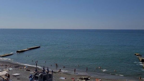 Железнодорожный вокзал Адлера. Выход с вокзала на чёрное море.