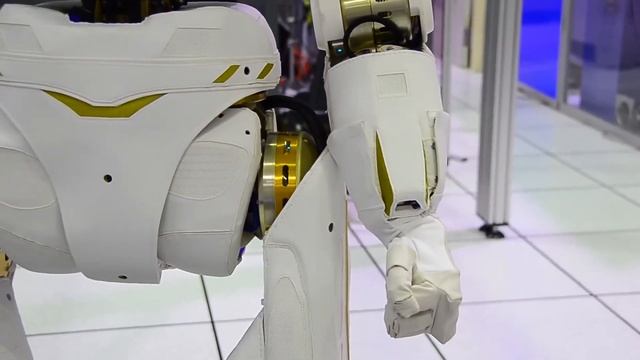 REVEALED! China's First Flying Robot смотреть онлайн
