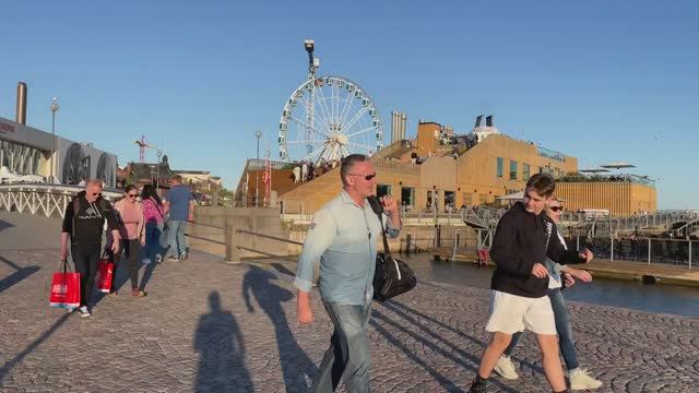 Финские прогулки по гавани Хельсинки солнечным летним вечером.