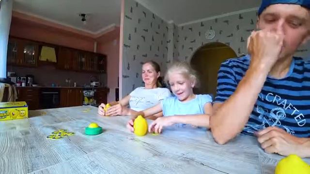 ЛИМОН ЧЕЛЛЕНДЖ Кого ОБРЫЗГАЛИ ЛИМОНОМ очень КИСЛЫЙ челлендж от Family Box Смешная Семейная игра1 смотреть онлайн