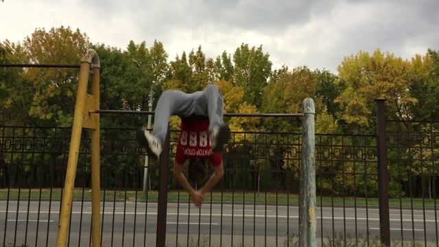 ТОП 5 ПРОСТЫХ, НО РЕДКИХ СОСКОКОВ (ТРЮКИ НА ТУРНИКЕ) смотреть онлайн