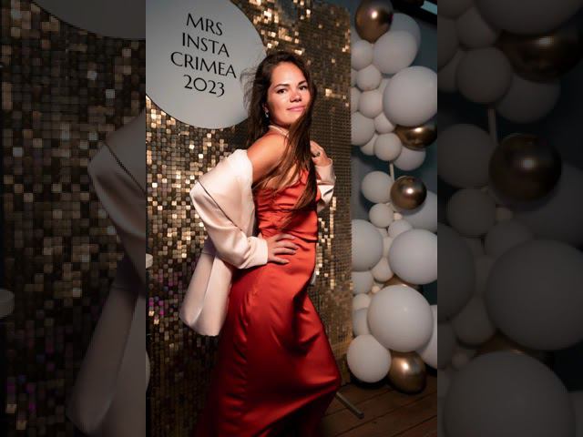 Julia Milows singing at a restaurant, July 2023 смотреть онлайн