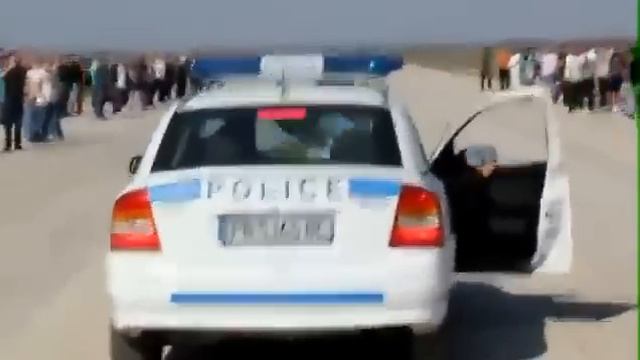 Байкер поглумился над полицией смотреть онлайн
