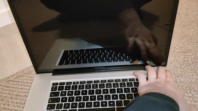 Apple MacBook Pro 17" 2009 A1297 RUNNING LINUX MINT! смотреть онлайн