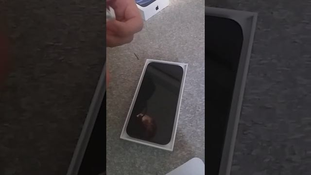 Распаковка айфона 11. usb to lightening cable. Вводишь аппл айди и все проложения со старого автом смотреть онлайн