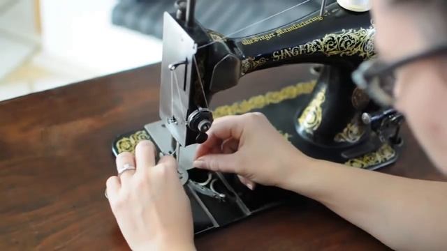 How to use: Old Singer Sewing machine demonstration смотреть онлайн