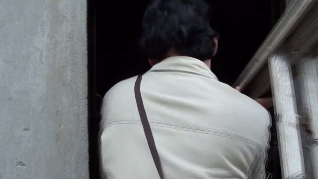 Entering the Swiftlet Birdhouse to harverst in Quang Ngai, Vietnam смотреть онлайн